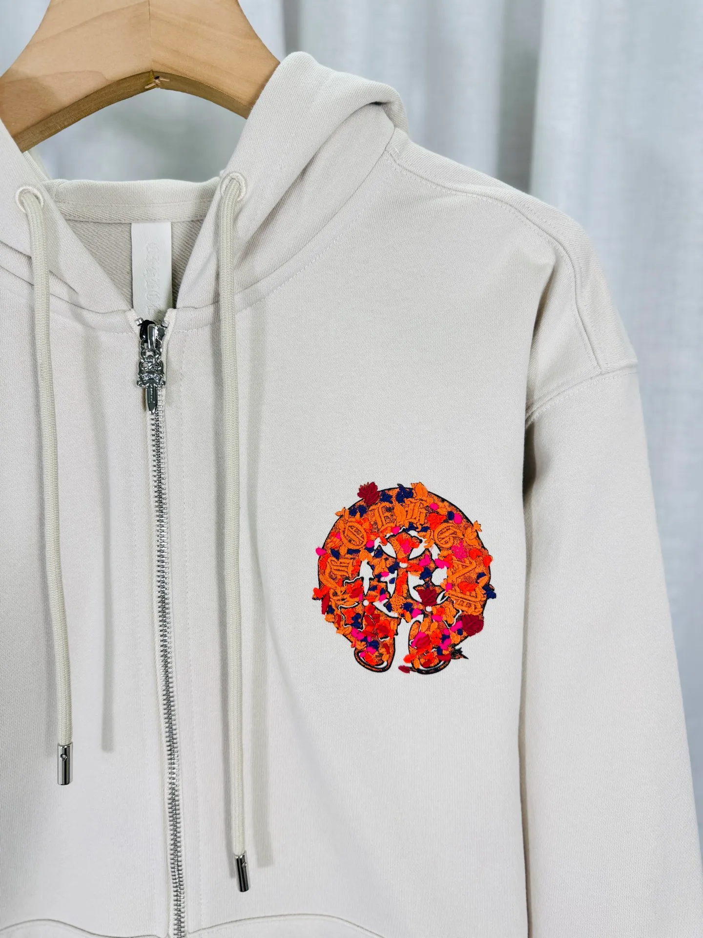 P350 top version, real shot without P, ​​different from market currency) 𝗖𝗵𝗿𝗼𝗺𝗲 𝗛𝗲𝗮𝗿𝘁𝘀/Cro Heart 2025 washed and burned flower patch embroidered autumn and winter new original single counter American 3D three-dimensional jungle embroidered couple casual cardigan sweatshirt 👑The highest version! Customized fabric 480g tripe terry fabric! American acid-washed and distressed original fabric, laser burnt flowers + jungle embroidery, exquisite embroidery of letters! The best-selling model in the counter, very comfortable to wear. Accessories: original molded and authenticated collar label➕100% silk wash label. Genuine purchase-grade original hangtag➕matching hanging rope➕3D hanging beads➕original packaging bag. Craftsmanship: The original version has consistent wiring! The highest version of the armhole matching technique! Color: Black Apricot Size: S M L XL Style Number: 25-358
